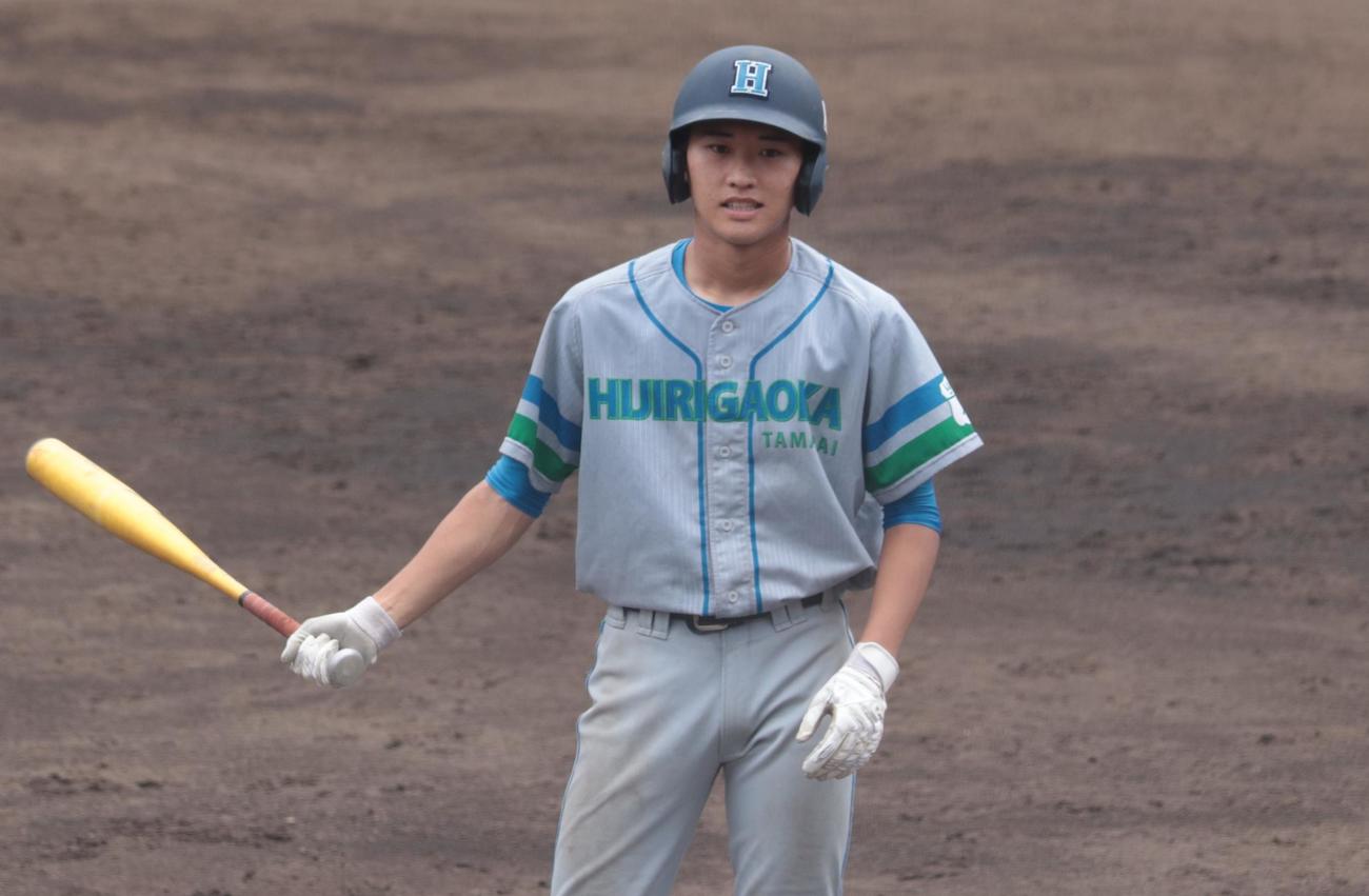 東農大一対多摩大聖ヶ丘　気合いのこもった表情で打席に入る多摩大聖ヶ丘・加藤（撮影・藤塚大輔）