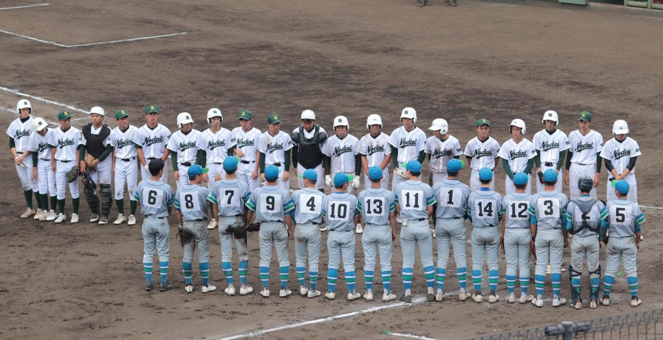 東農大一対多摩大聖ヶ丘　部員14人で臨んだ多摩大聖ヶ丘の選手たち（撮影・藤塚大輔）