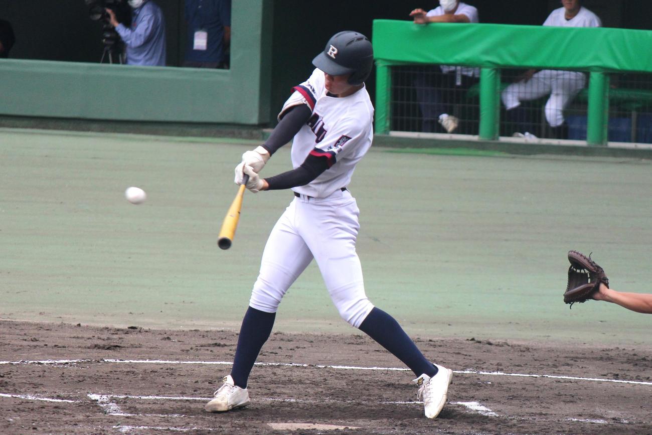岡山理大付対玉島商　2回裏、左中間に先制の3点三塁打を放つ岡山理大付・田本