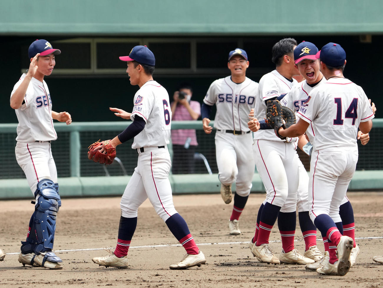聖望学園対昌平　昌平に勝利しタッチを交わす聖望学園ナイン（撮影・横山健太）