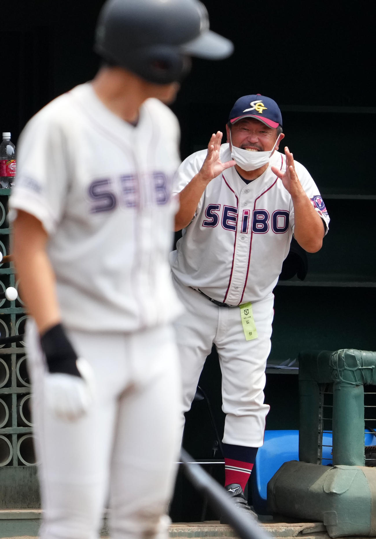 聖望学園対昌平　笑顔でナインに声をかける聖望学園・岡本監督（撮影・横山健太）