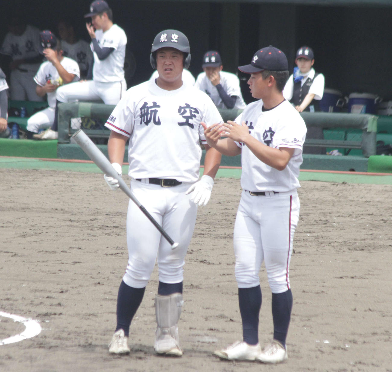 プロ注目の日本航空石川・内藤鵬内野手は4回の打席に向かう前、指示を受けた