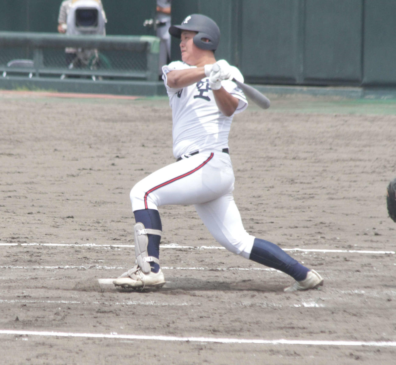 プロ注目の日本航空石川・内藤鵬内野手は打席で豪快なフォロースルーを披露した