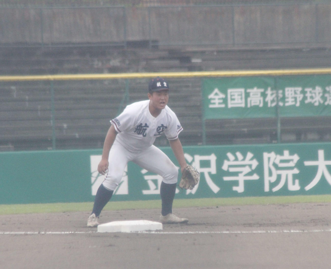 プロ注目の日本航空石川・内藤鵬内野手は三塁の定位置で打球に備えて構えた
