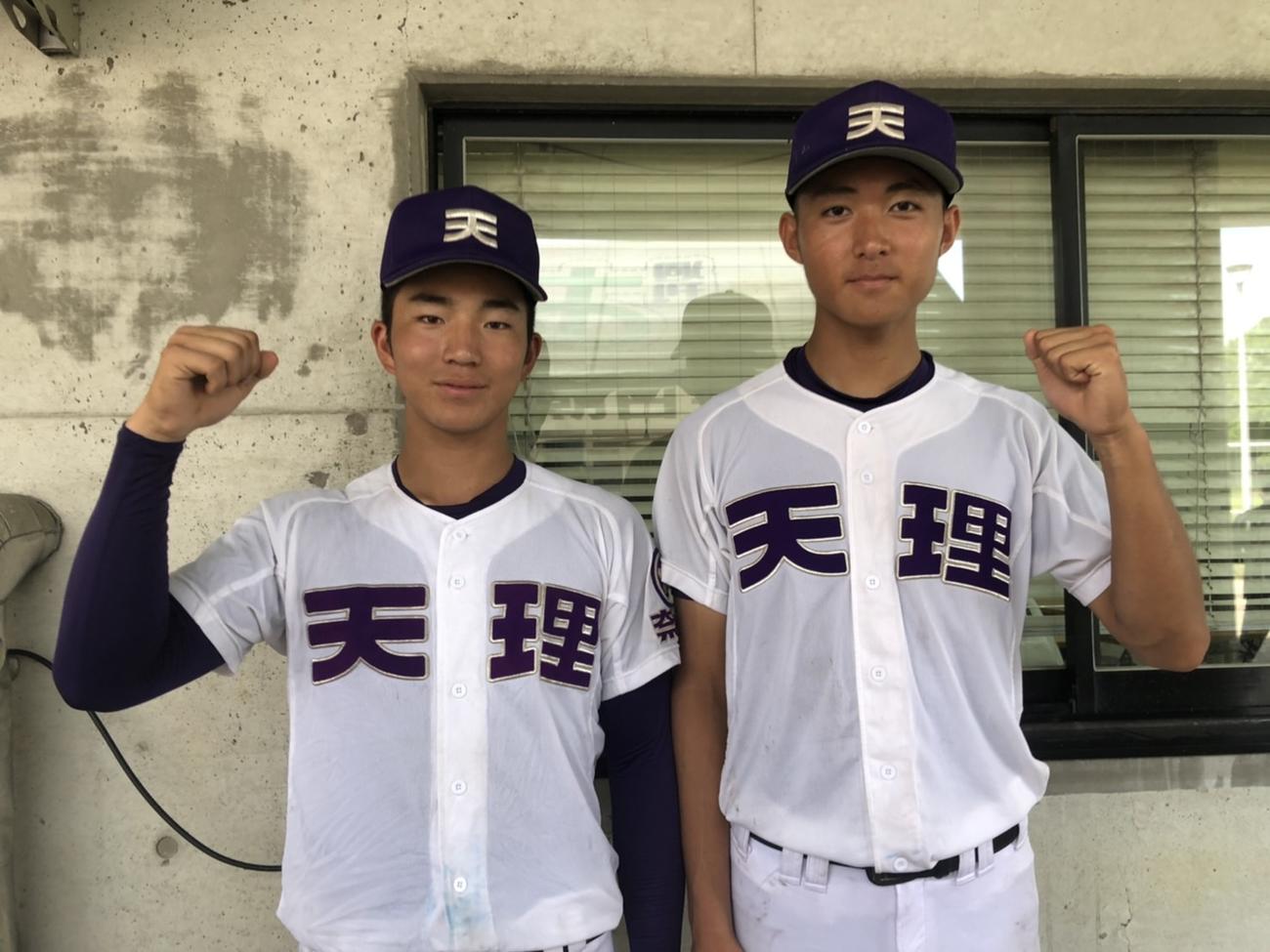 勝利に貢献した天理の1年生コンビ、松本大和内野手（左）と大谷汰一外野手（撮影・益子浩一）