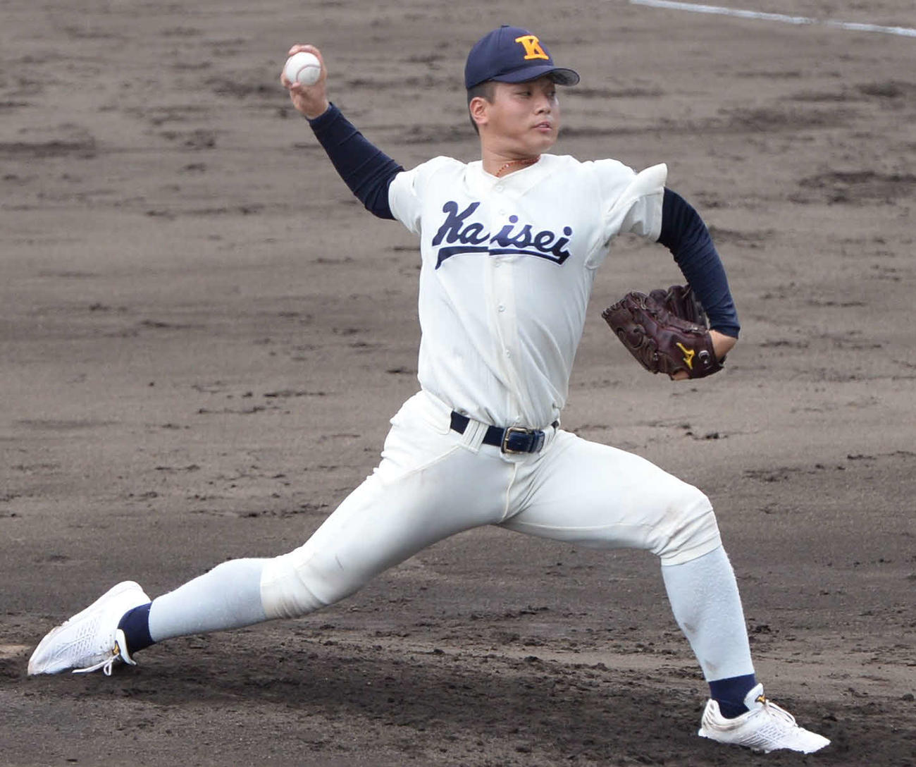 海星対鹿町工　2番手で力投する海星・宮原（撮影・只松憲）