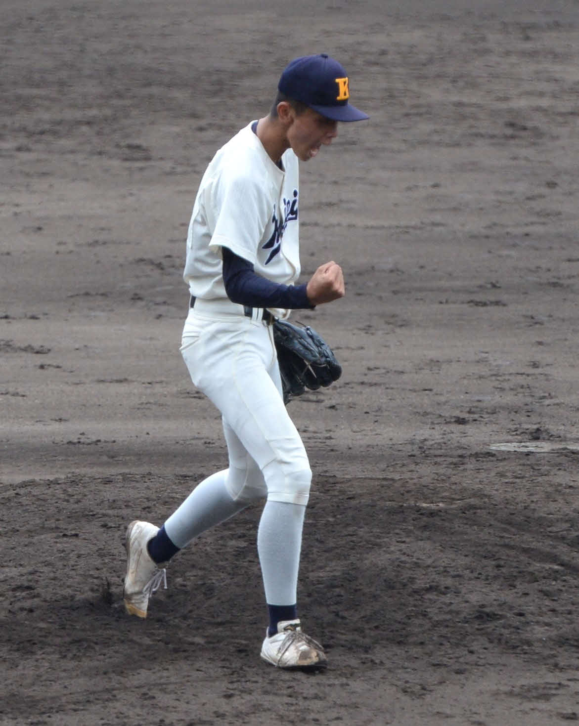 鹿町工戦に勝利し、ガッツポーズする海星3番手の向井（撮影・只松憲）