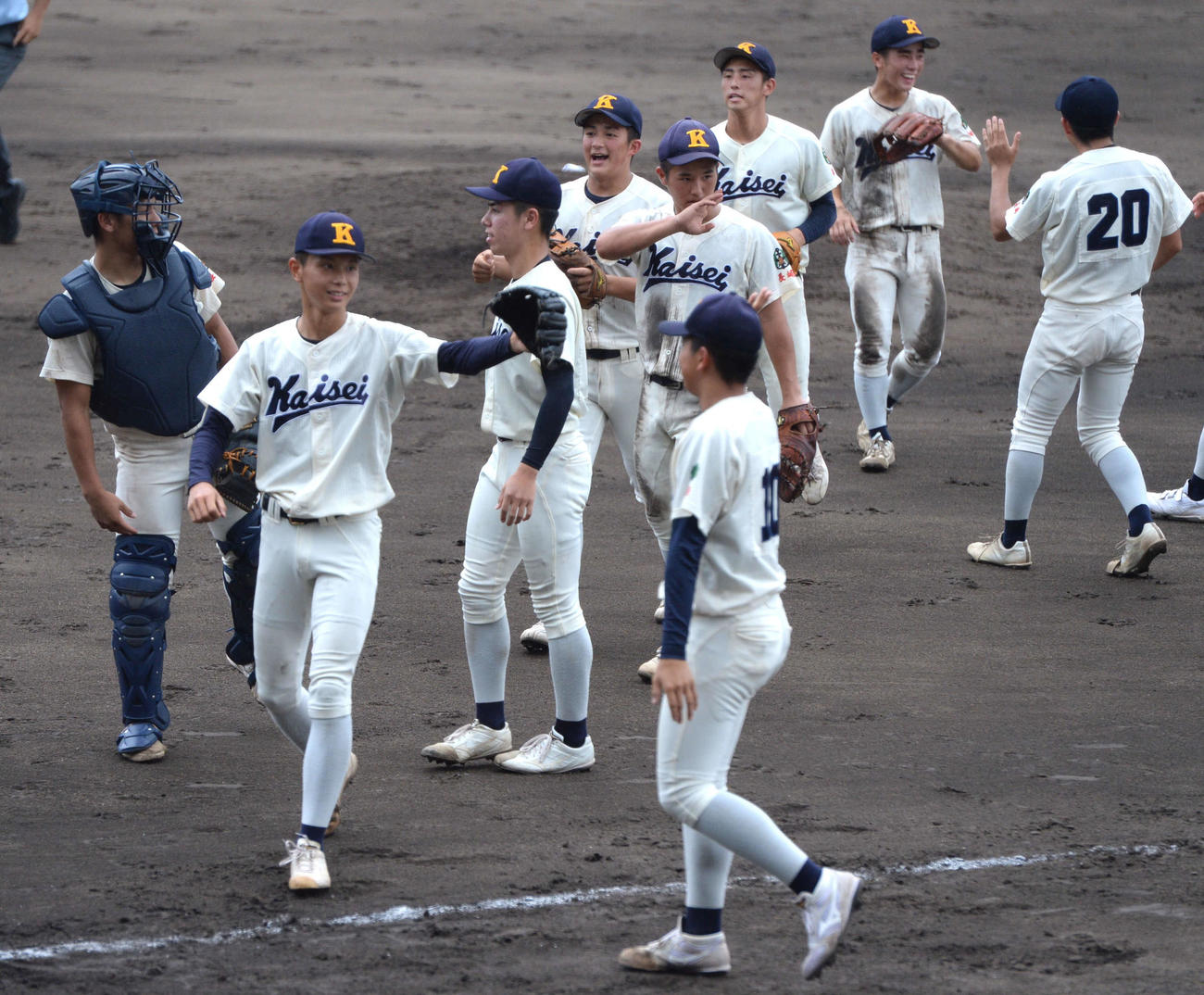 鹿町工戦に勝利し、ハイタッチを交わす海星ナイン（撮影・只松憲）