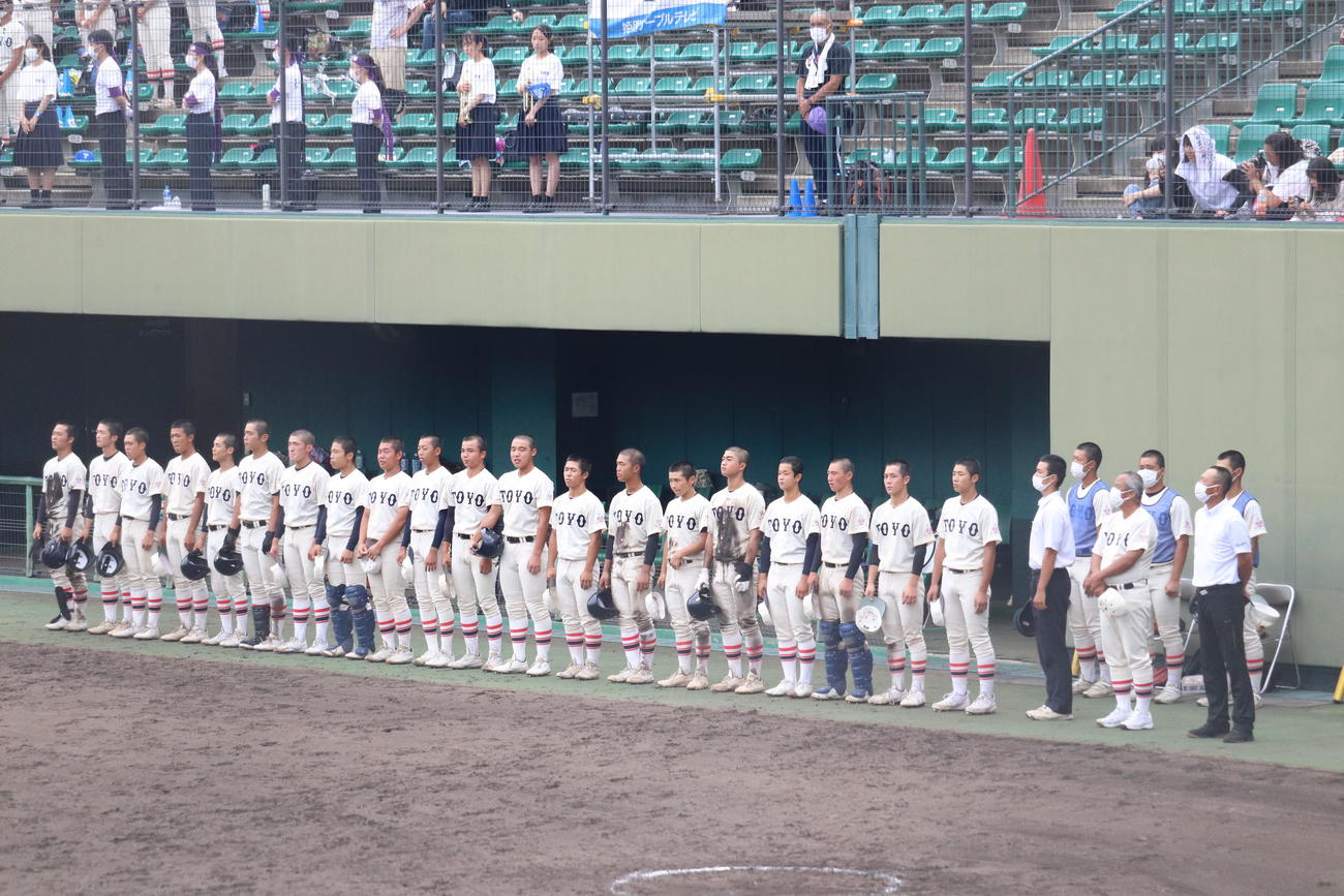 兵庫東洋大姫路対滝川　試合終了後、整列する東洋大姫路の選手（撮影・竹本穂乃加）