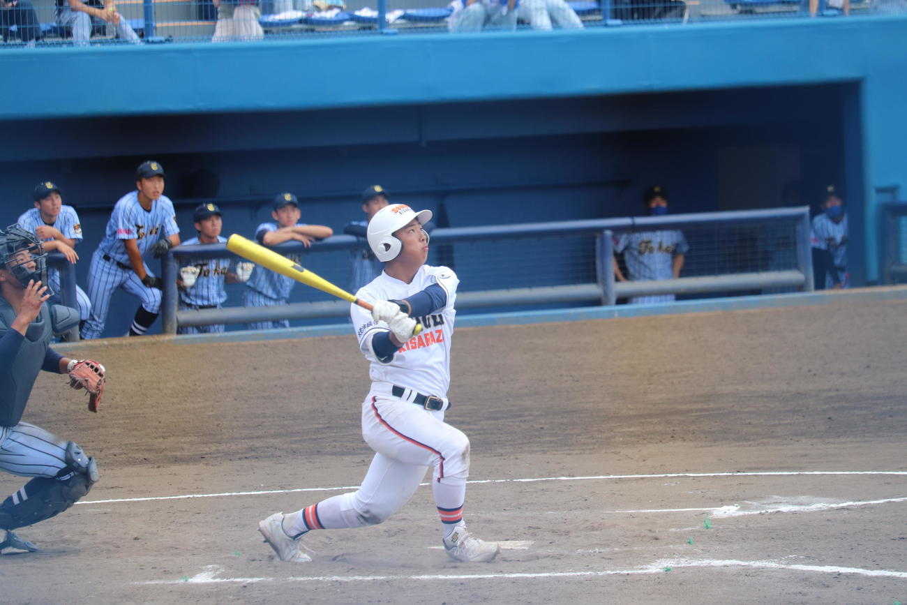 木更津総合対東海大浦安　8回表、2点を挙げ、なお無死一、三塁から逆転の右越え3ラン本塁打を放つ木更津総合・羽根（撮影・保坂淑子）