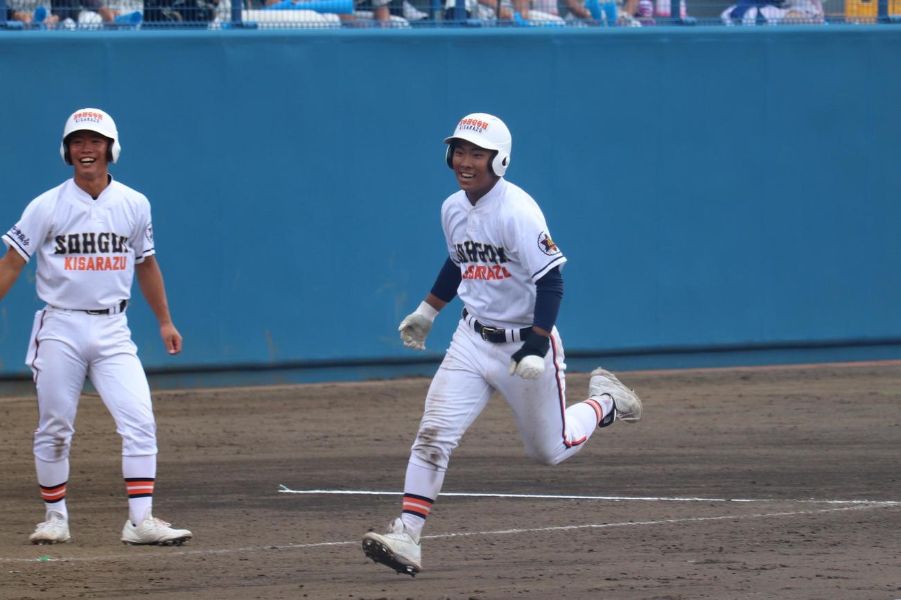 木更津総合対東海大浦安　8回表、2点を挙げ、なお無死一、三塁から逆転の右越え3ラン本塁打を放ち、笑顔でダイヤモンドを回る木更津総合・羽根（撮影・保坂淑子）