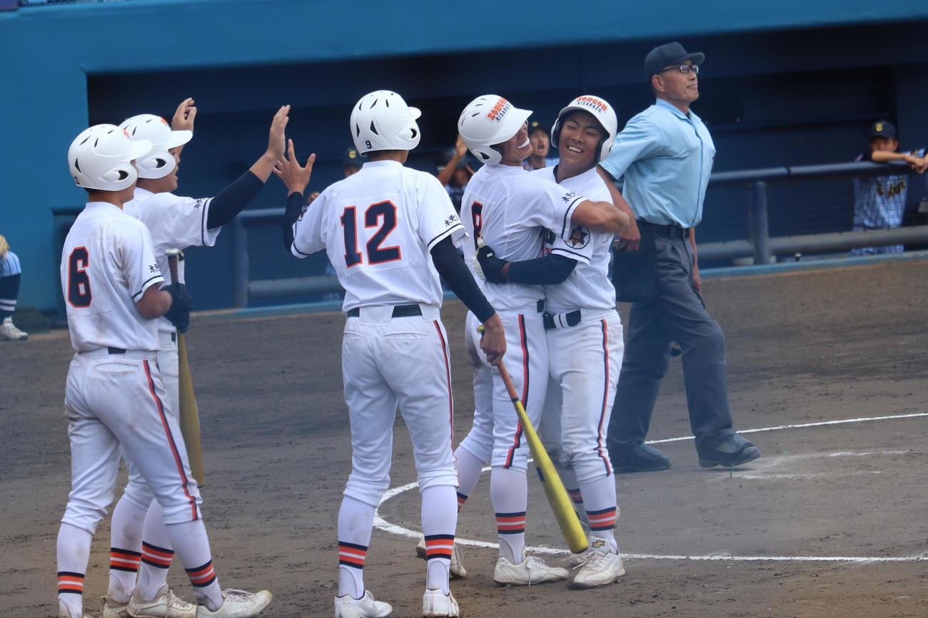 木更津総合対東海大浦安　8回表、2点を挙げ、なお無死一、三塁から逆転の右越え3ラン本塁打を放ち、チームメートと抱き合う木更津総合・羽根（撮影・保坂淑子）