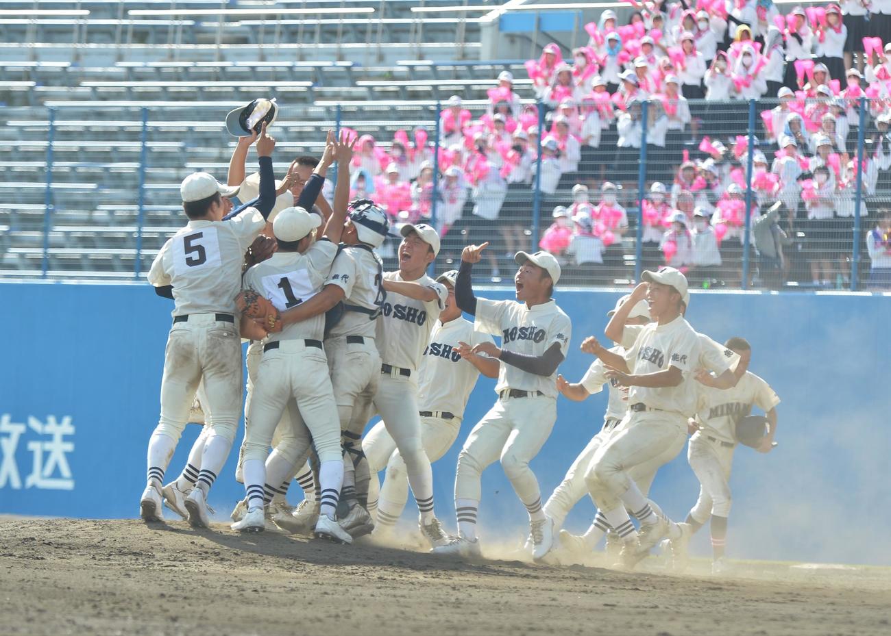 秋田南対能代松陽　11年ぶり4度目の優勝を決め、歓喜の輪をつくる能代松陽ナイン（撮影・佐藤究）