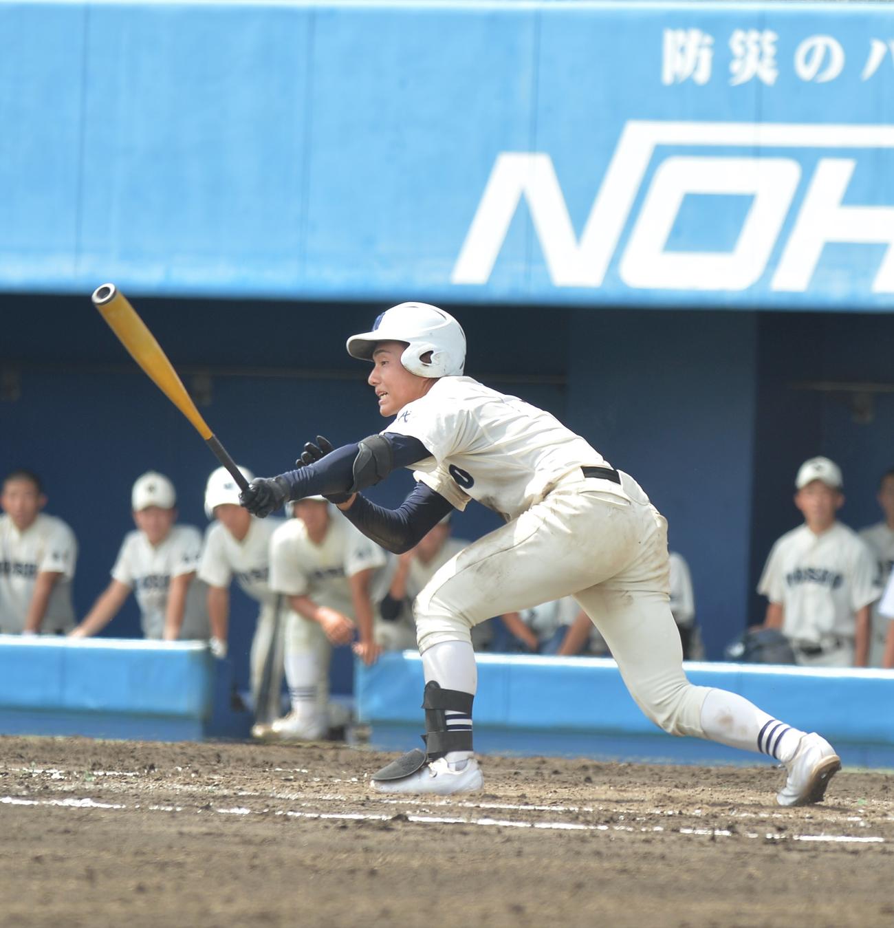 秋田南対能代松陽　3回裏能代松陽1死一、二塁、逆転適時打を放つ斎藤（撮影・佐藤究）