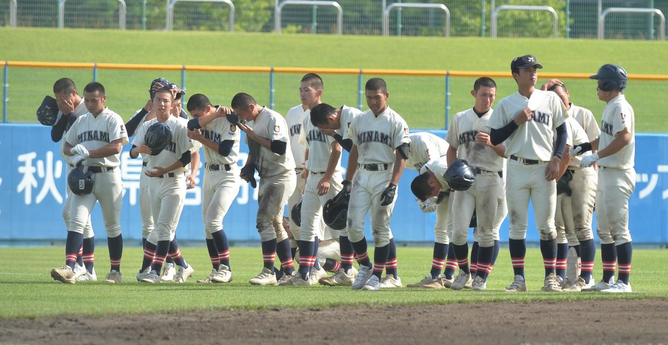 秋田南対能代松陽　試合に敗れ、涙を流す秋田南ナイン（撮影・佐藤究）