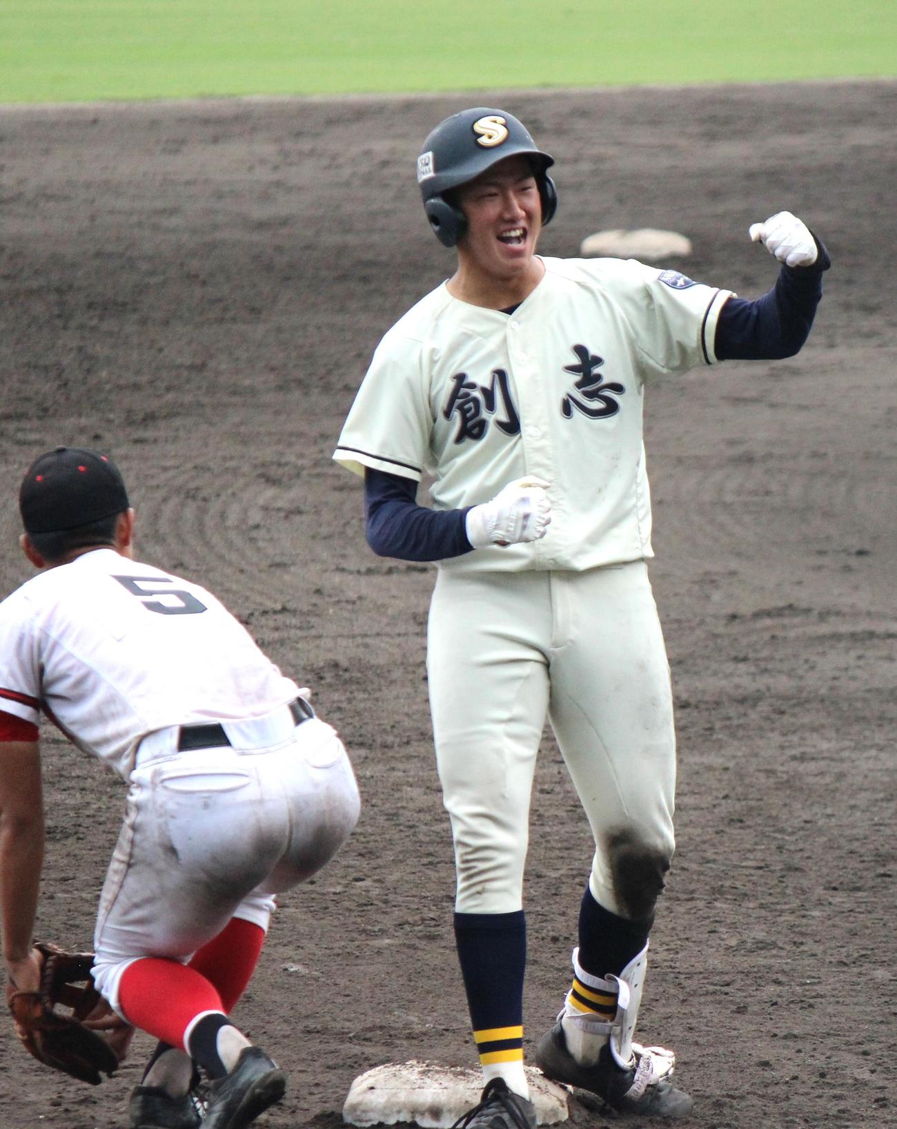 おかやま山陽対創志学園　5回表、左越えに3点三塁打を放ちガッツポーズする創志学園・岡村＝2022年7月21日（撮影・柏原誠）