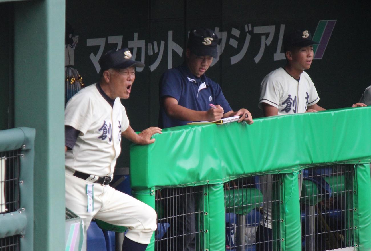 おかやま山陽対創志学園　大声で指示を出す創志学園・長沢監督＝2022年7月21日（撮影・柏原誠）
