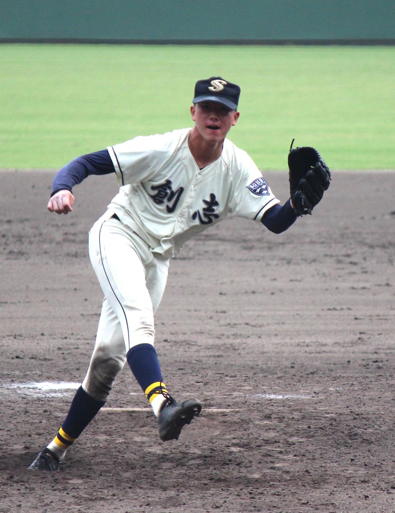 おかやま山陽対創志学園　完投勝利を挙げた創志学園・岡村＝2022年7月21日（撮影・柏原誠）