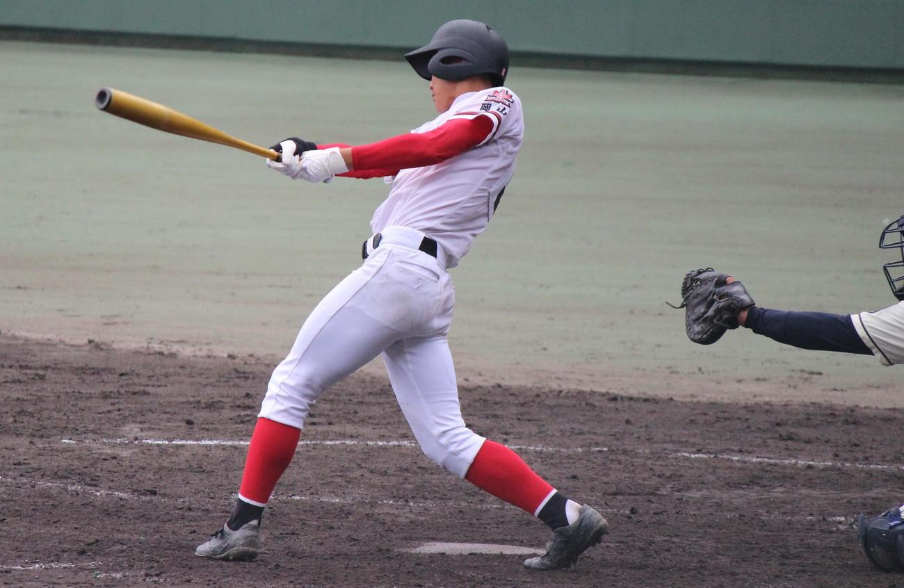 おかやま山陽対創志学園　4回裏、一時同点の適時打を放つおかやま山陽・森野＝2022年7月21日（撮影・柏原誠）