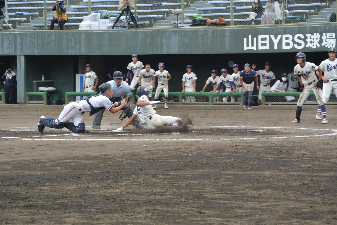 延長10回裏、甲府商は無死一、二塁で北村颯汰外野手（3年）の中前打で二塁から上田啓太内野手（3年）が土橋広夢捕手（3年）のタッチをかわして生還