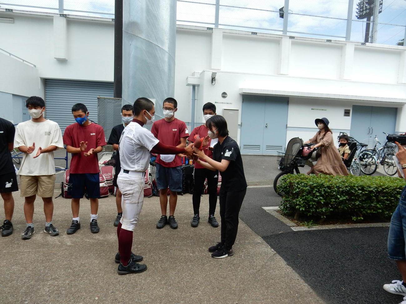 八丈ナインは試合後に整列、菊池絆主将がたった1人の女子マネ池田晴菜さんにサプライズプレゼント。海浜清掃のアルバイトで稼いだ一部をあてたという