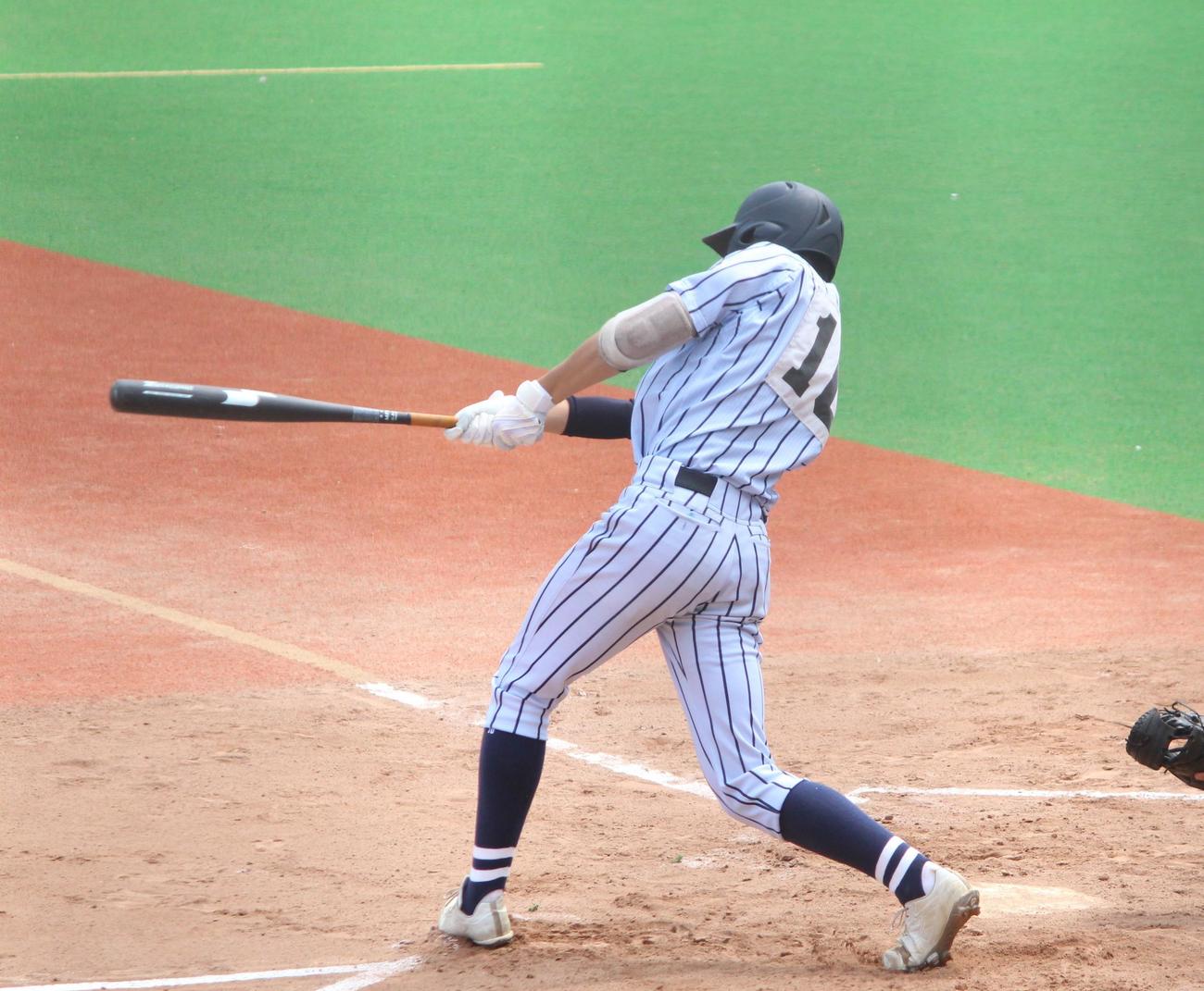 東海大高輪台対淑徳　2回表東海大高輪台1死二塁、勝ち越しの適時中前打を放つ石川（撮影・保坂恭子）