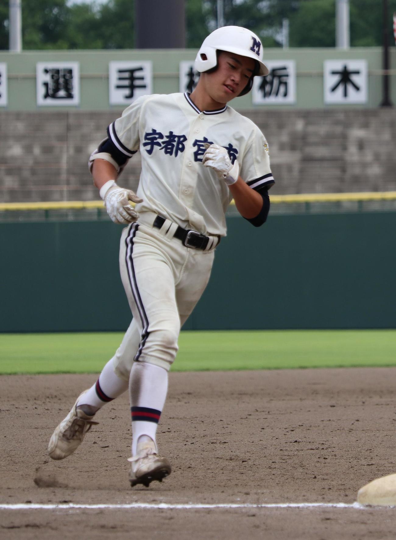 宇都宮南対青藍泰斗　7回裏宇都宮南無死走者なし、右越えにソロ本塁打を放ち、三塁を回る杉山（撮影・古川真弥）