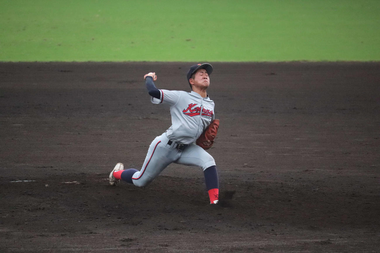 3回戦、鳥羽戦で先発登板した京都国際・森田大翔（撮影・波部俊之介）＝2022年7月21日、わかさスタジアム京都