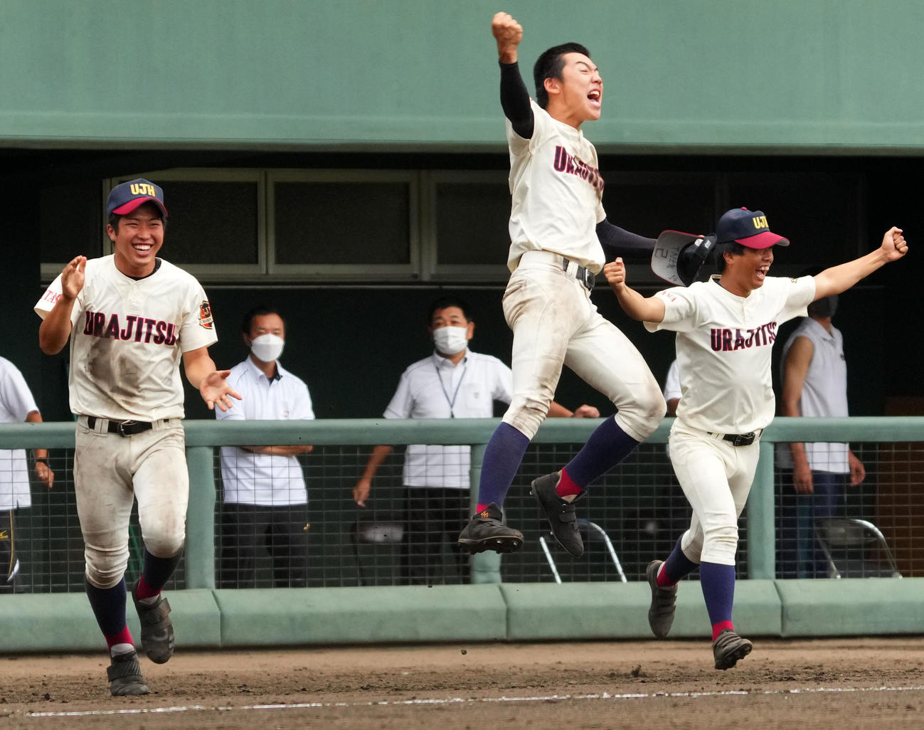 狭山ケ丘対浦和実　狭山ケ丘に勝利し歓喜する浦和実ナイン（撮影・横山健太）