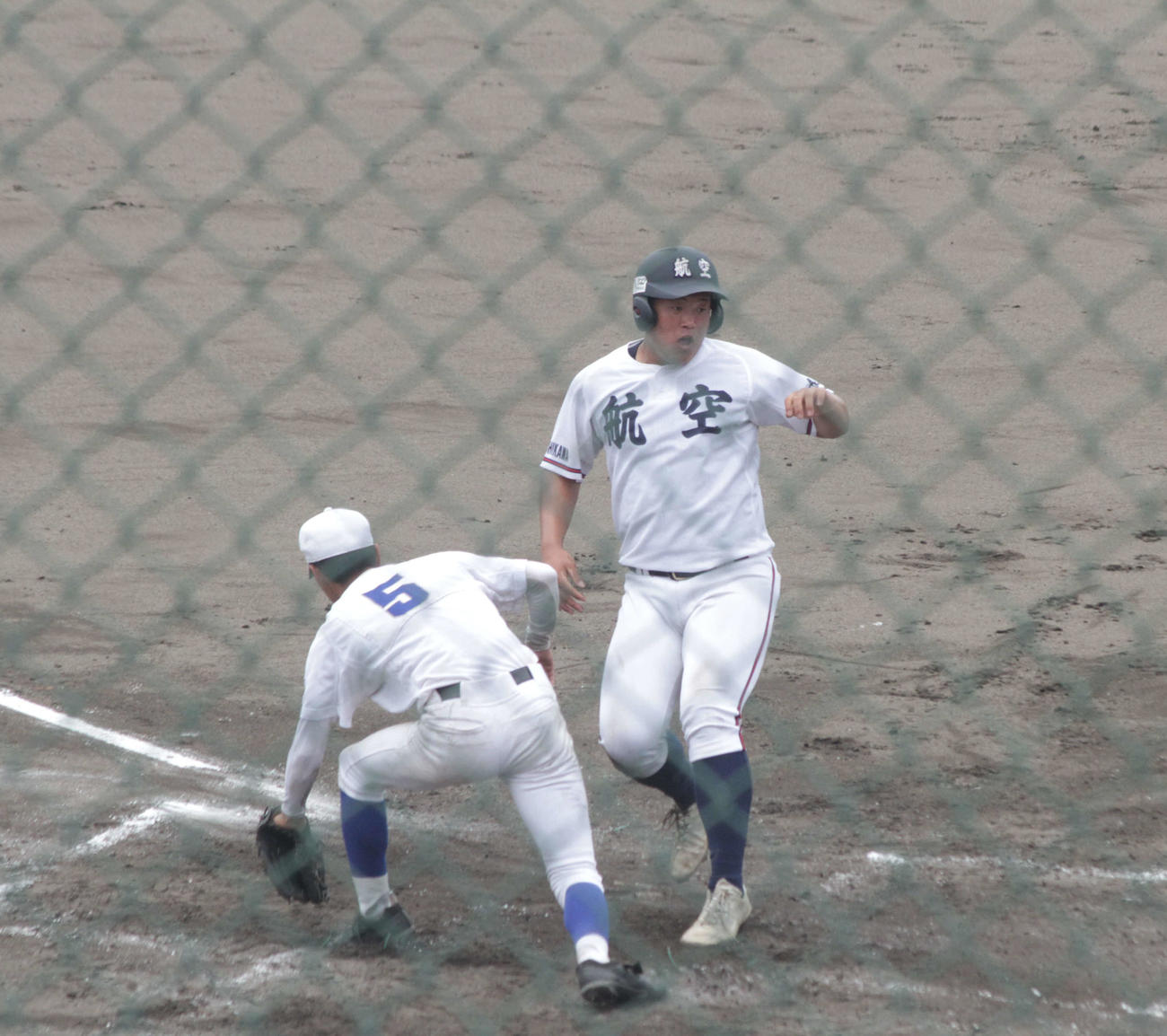 日本航空石川・内藤は7回、暴投に反応し、二塁から激走で決勝のホームを踏む