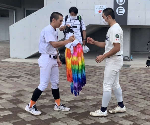 試合後、勝利した海星は敗れた鹿町工から千羽鶴を託された（撮影・只松憲）