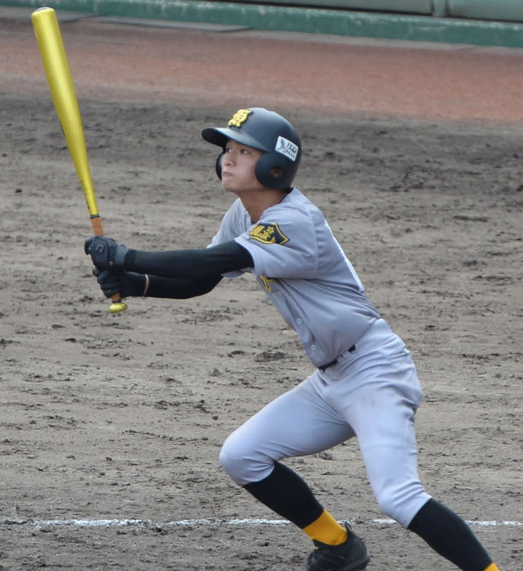 長崎日大対波佐見　4回裏2死一、三塁で左前適時打を放つ波佐見・渡辺（撮影・只松憲）