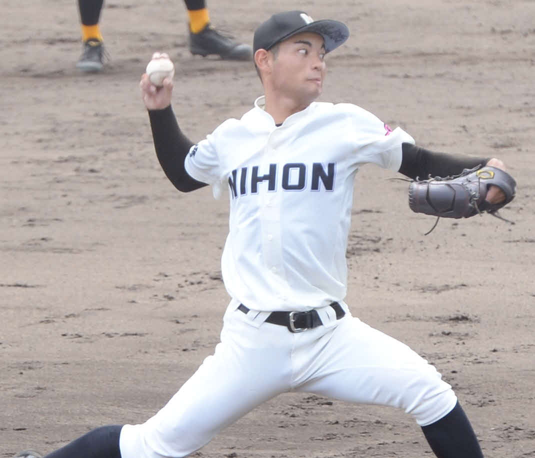 長崎日大対波佐見　2番手で登板する長崎日大・種村（撮影・只松憲）