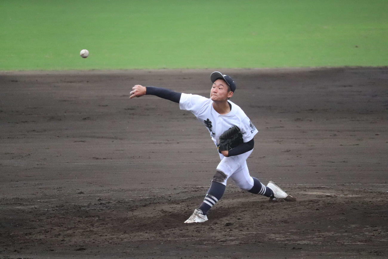 3回戦、嵯峨野戦で先発登板した東山・内藤星太（撮影・波部俊之介）