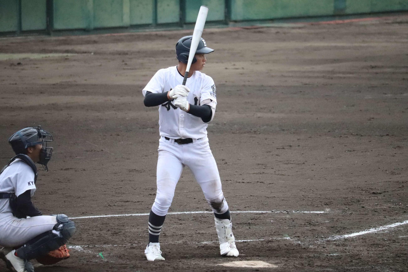 嵯峨野戦で4回に二塁打を放った東山・橋本（撮影・波部俊之介）