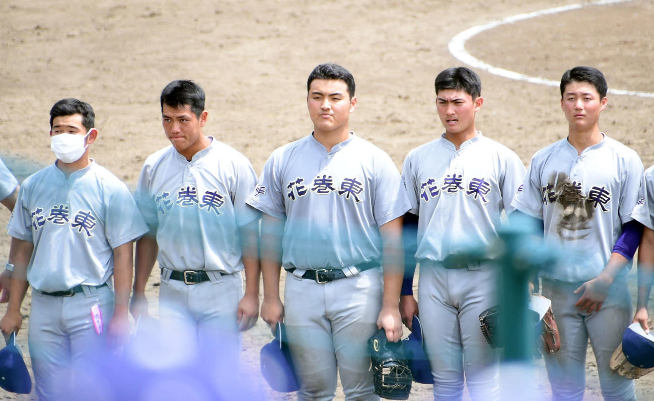 準決勝進出を決めて応援席にあいさつする佐々木麟（中央）ら花巻東ナイン（撮影・山田愛斗）