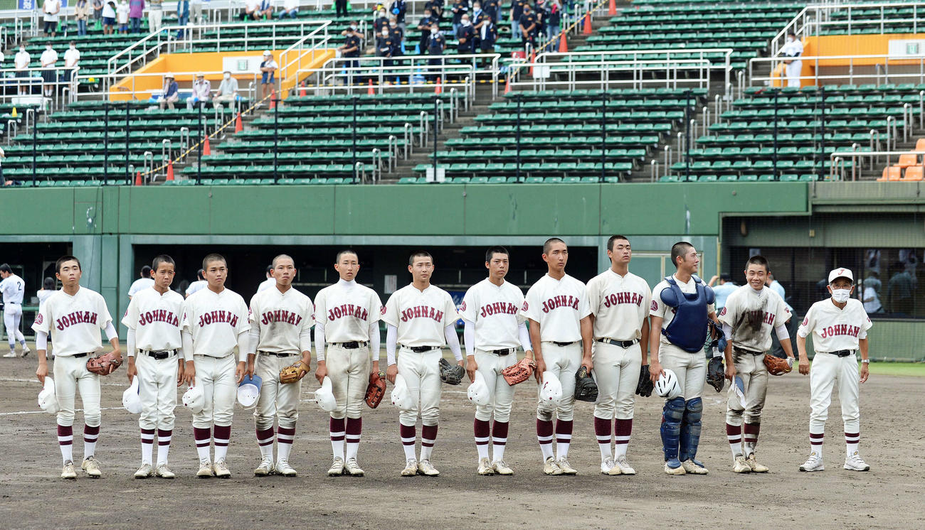 11人でスタンドに向かってあいさつする城南静岡の選手たち。右端が船川監督