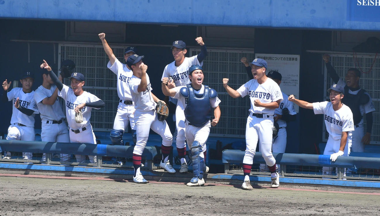 大阪桐蔭対関大北陽　2回裏2死一塁、池田の同点適時二塁打に歓喜の関大北陽ナイン（撮影・清水貴仁）