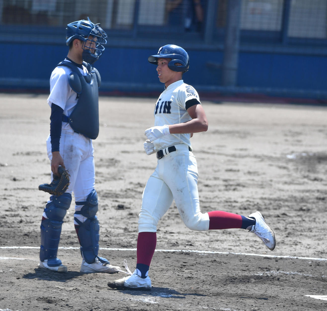 大阪桐蔭対関大北陽　4回表大阪桐蔭2死、左越えソロ本塁打を放つ伊藤（撮影・清水貴仁）