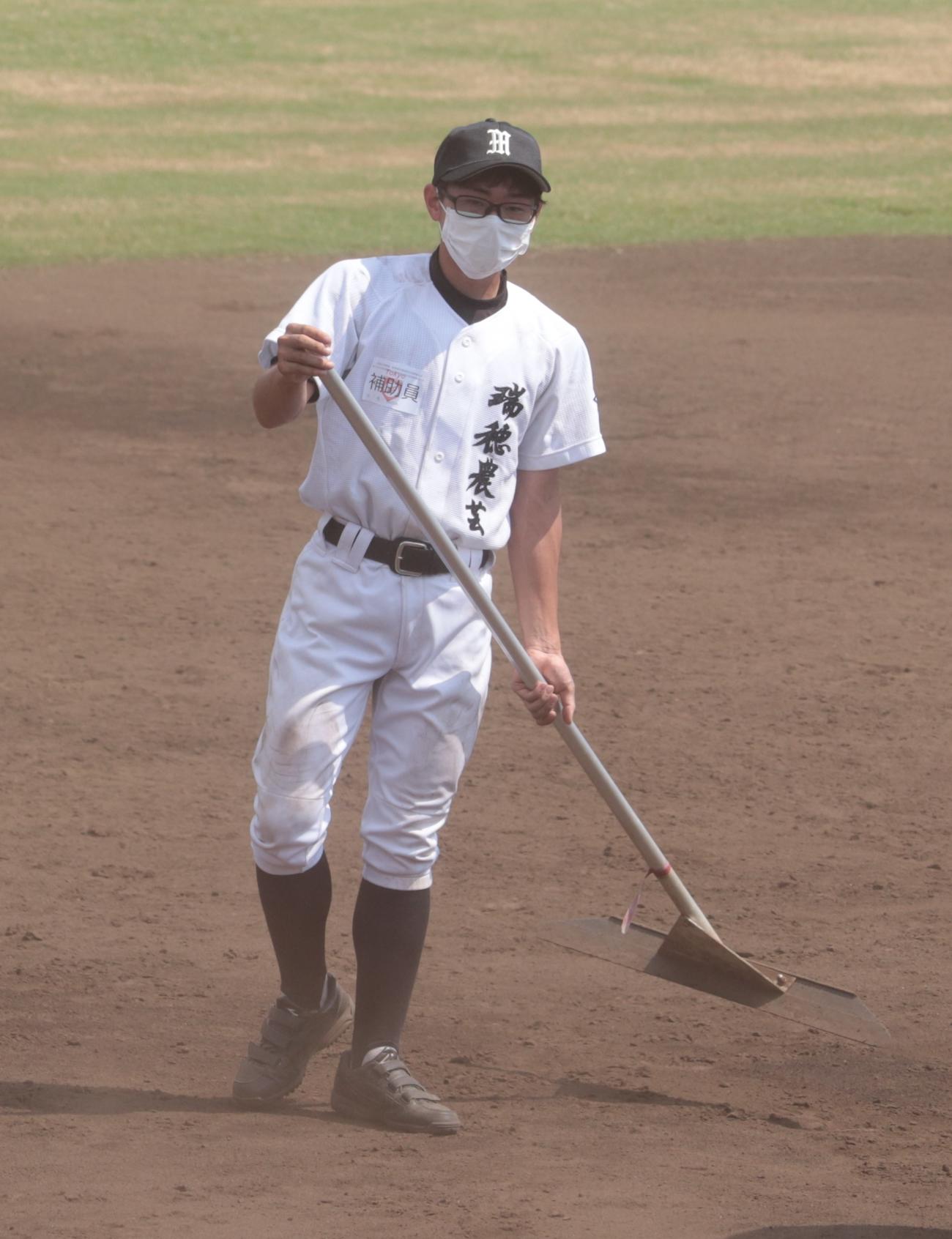 瑞穂農芸対明星　試合の合間にグラウンド整備を行う瑞穂農芸・今村さん（撮影・藤塚大輔）