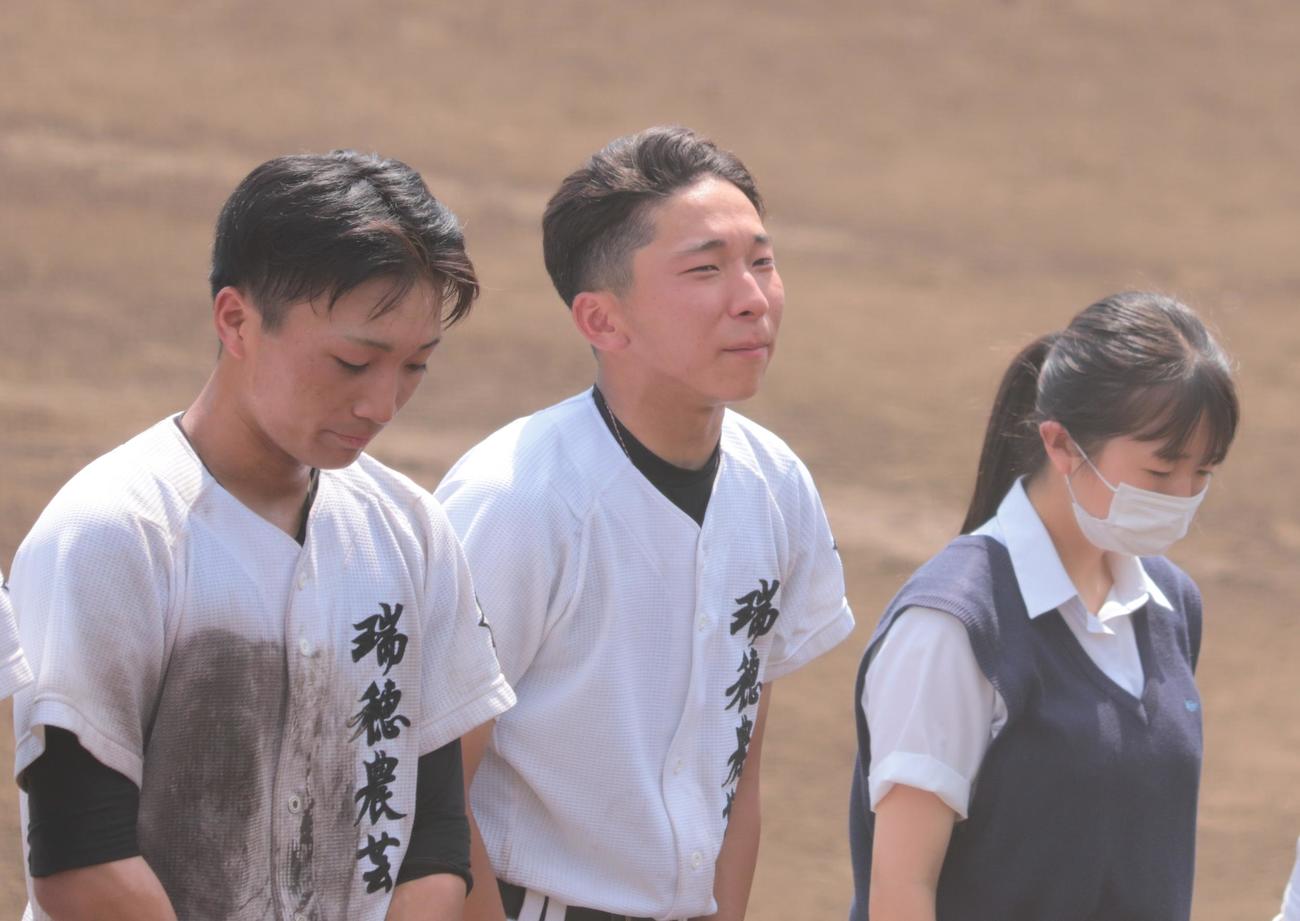 瑞穂農芸対明星　試合終了後に涙を浮かべながらスタンドへあいさつする瑞穂農芸・田代主将（中央）（撮影・藤塚大輔）