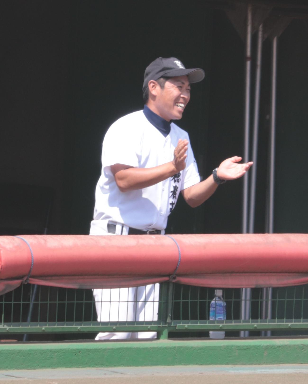 瑞穂農芸対明星　笑顔で選手のプレーに拍手を送る瑞穂農芸・霜越監督（撮影・藤塚大輔）