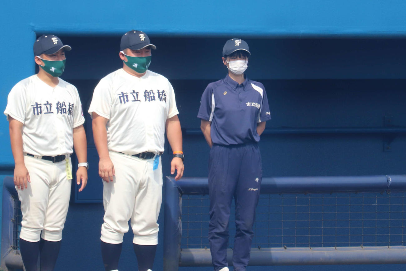 千葉学芸対市船橋　試合終了後、ベンチ前に整列する（写真右）記録員の市船橋・女子マネージャーの伏島（撮影・保坂淑子）