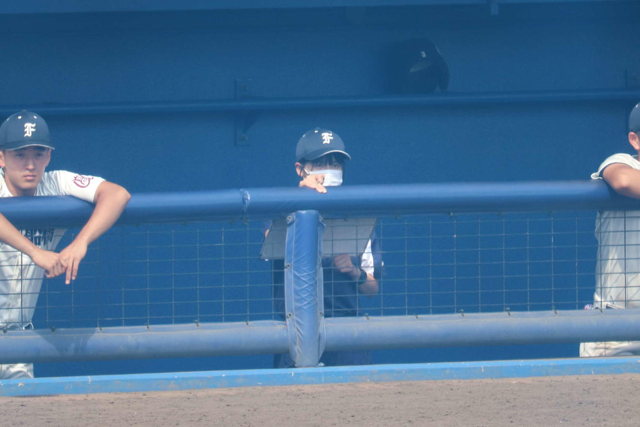 記録員としてベンチ入りをした市船橋・女子マネージャーで、元巨人伏島良平さんの娘・つばささん（撮影・保坂淑子）