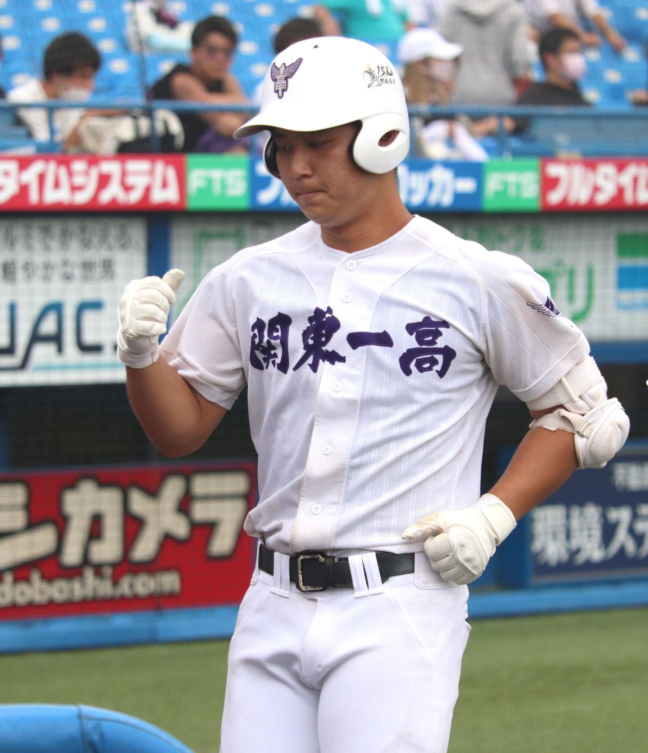 共栄学園対関東第一　8回裏関東第一2死、ソロ本塁打を左翼席に放ち、チームメートとグータッチをする井坪（撮影・保坂恭子）
