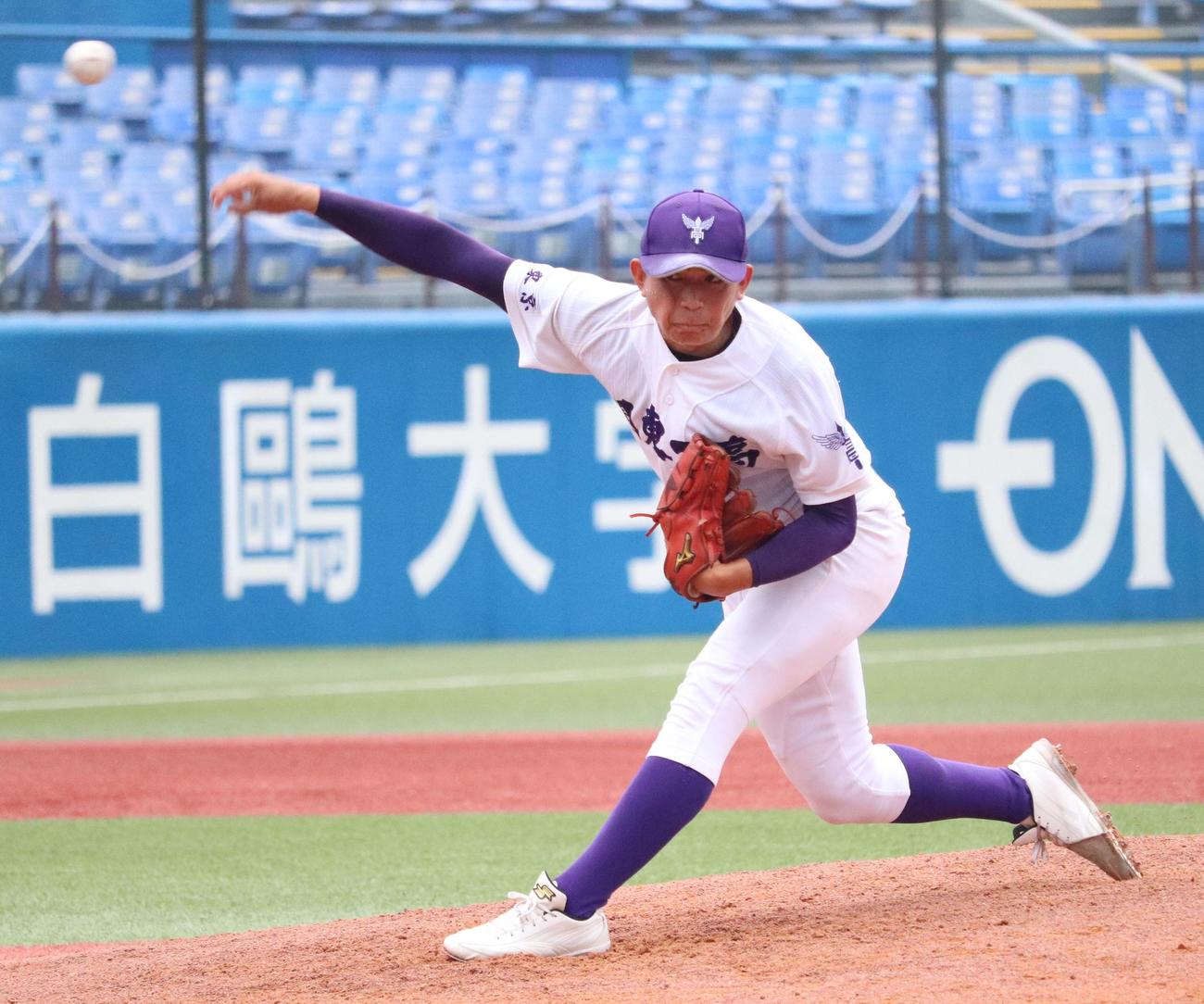共栄学園対関東第一　2番手として5回から登板した関東第一・成井（撮影・保坂恭子）