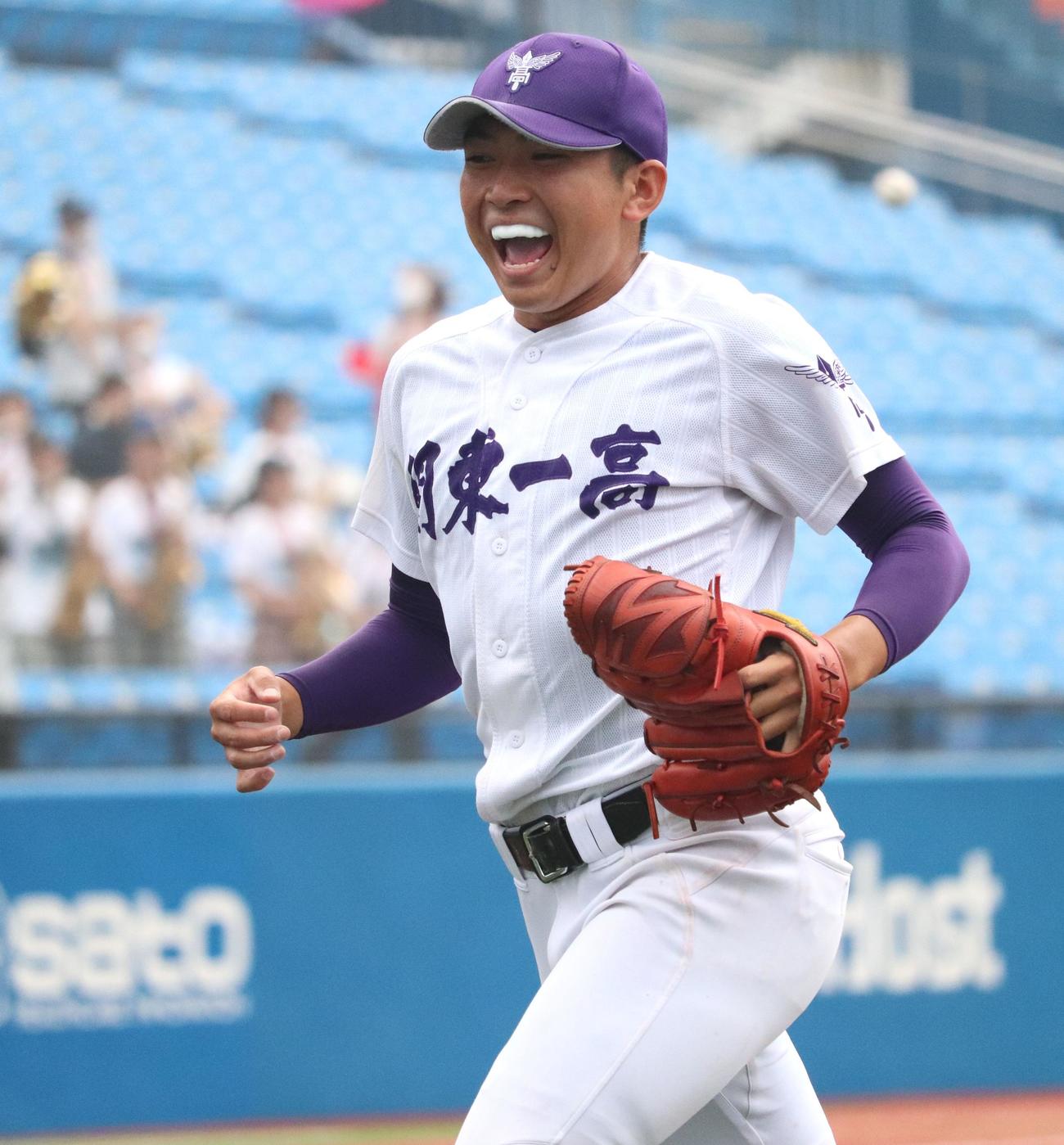 共栄学園対関東第一　笑顔でベンチに戻る関東第一・成井（撮影・保坂恭子）