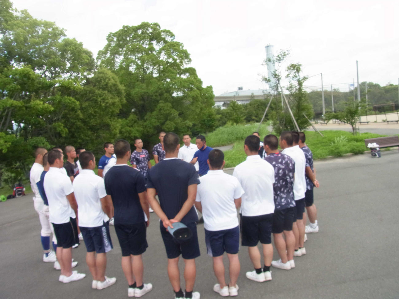 3回戦突破後、多田監督を中心にミーティングを行う履正社（撮影・堀まどか）