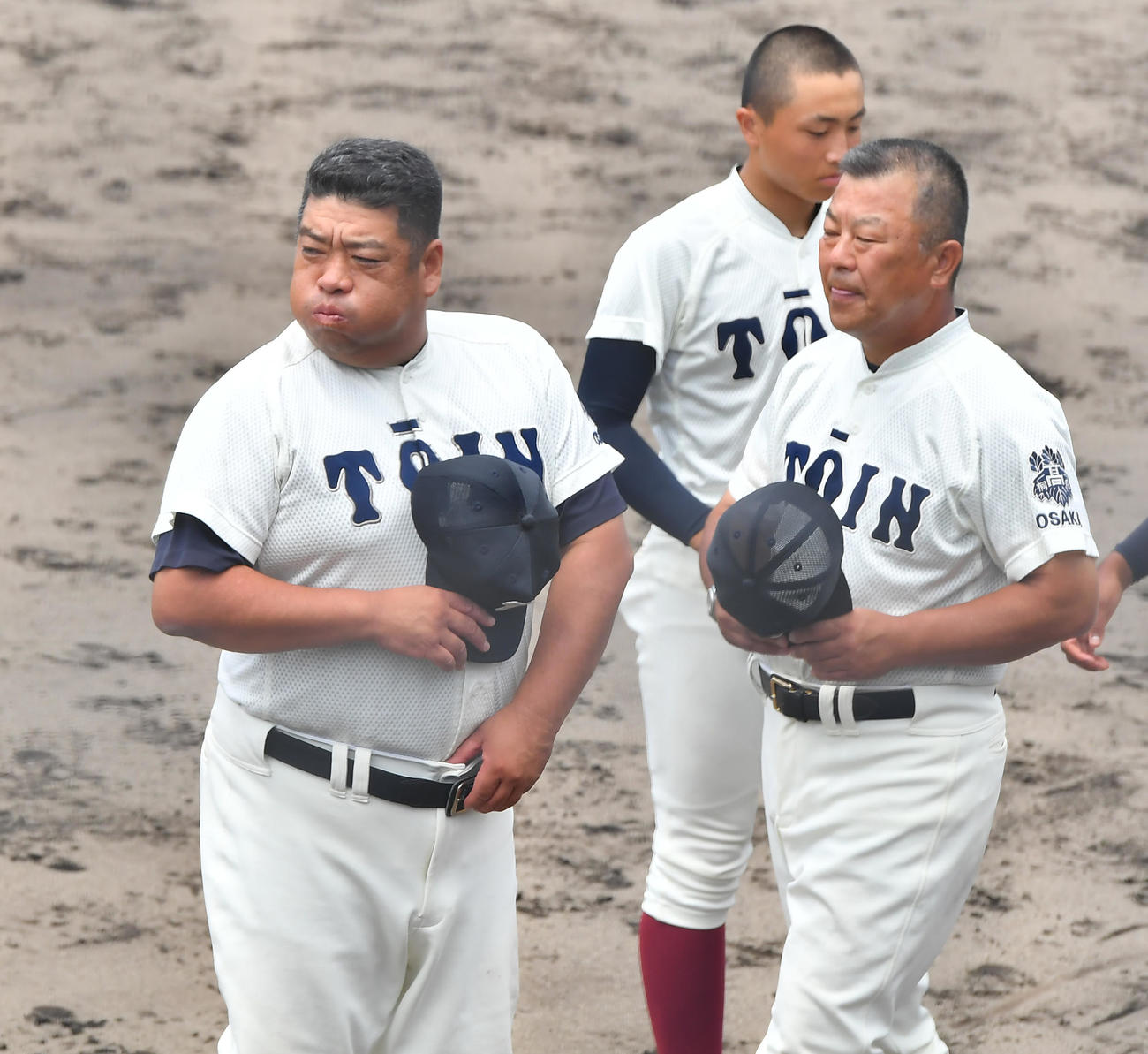 大阪桐蔭対関大北陽　3回戦を突破し整列する大阪桐蔭・西谷監督（左）（撮影・清水貴仁）