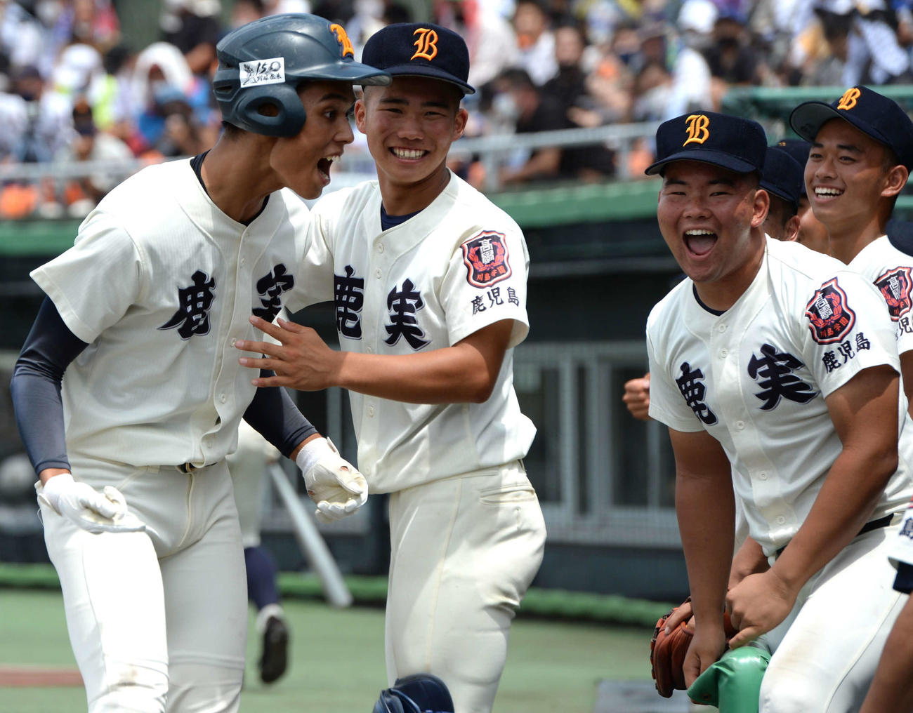 鹿児島実対鹿屋中央　6回に逆転し、本塁打を放った鹿児島実・駒寿（左）らはベンチで笑顔を見せる（撮影・只松憲）